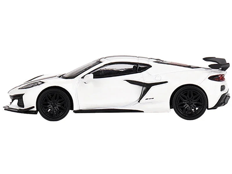 Mini GT 2023 Chevrolet Corvette Z06 Arctic White Black Stripes Ltd 2640 pcs 1:64