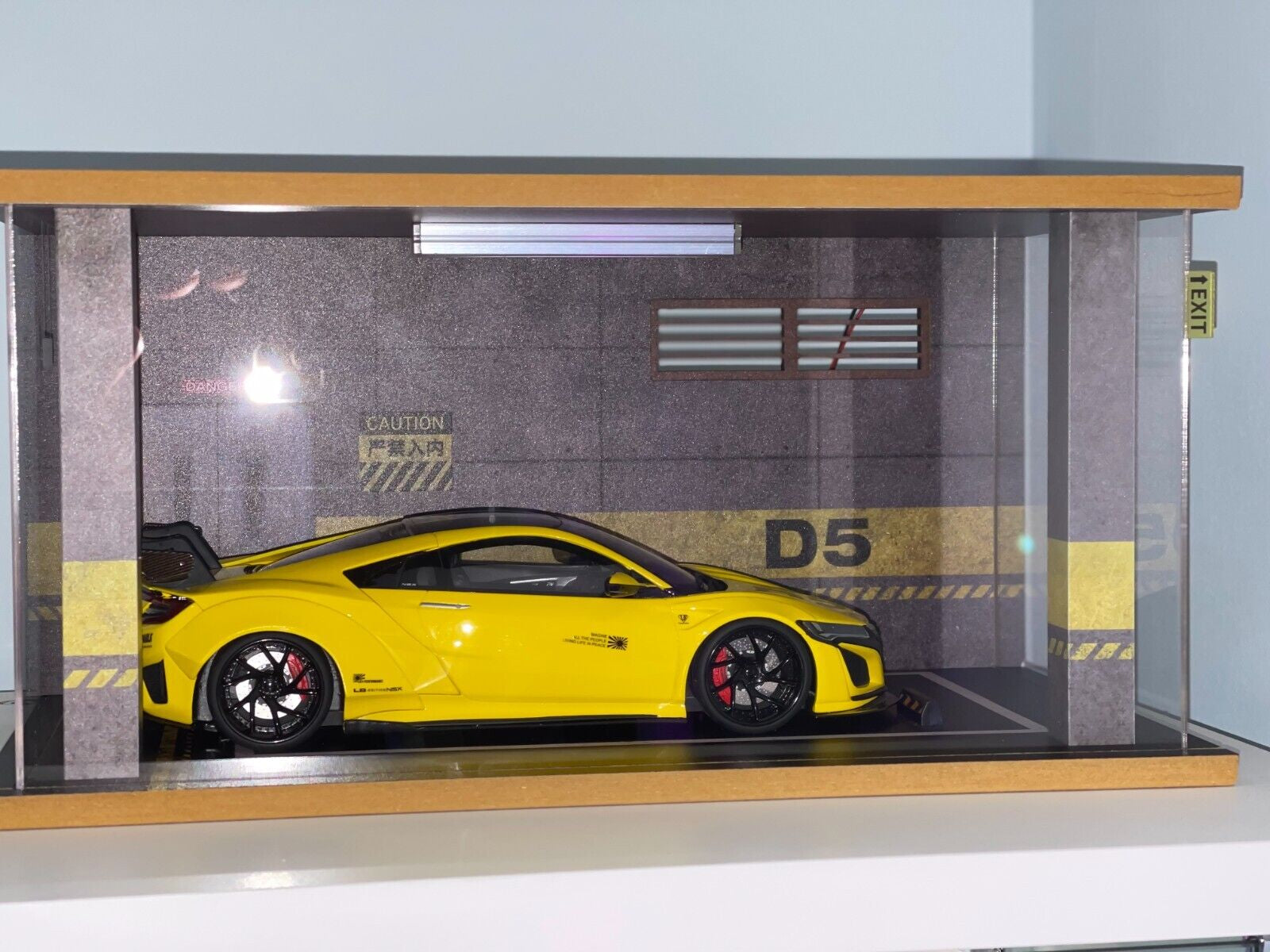1/18 Scale Model Car Display Case Clear Acrylic Car Garage Display Case LED