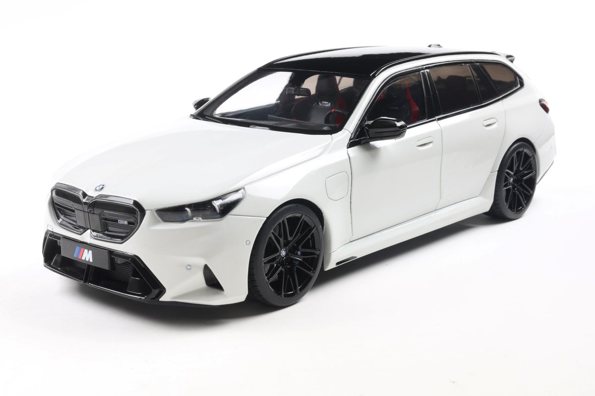 Solido 2024 BMW M5 (G99) Touring M Wagon Alpine White 1:18