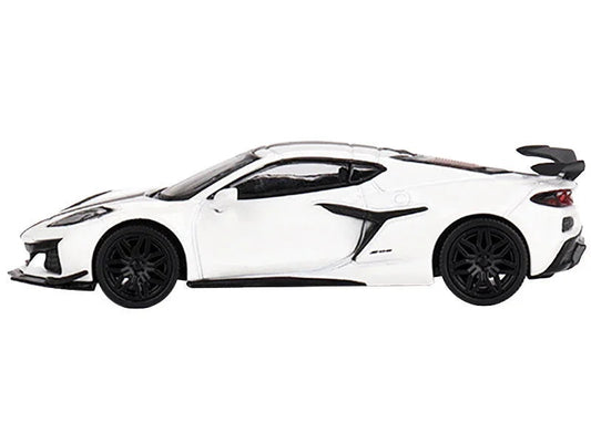 Mini GT 2023 Chevrolet Corvette Z06 Arctic White Black Stripes Ltd 2640 pcs 1:64